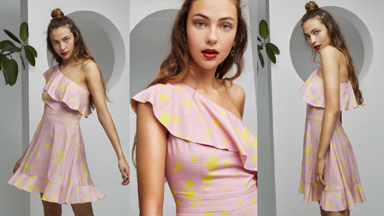 Vestido de escote asimétrico estampado de la colección de Dolores Promesas