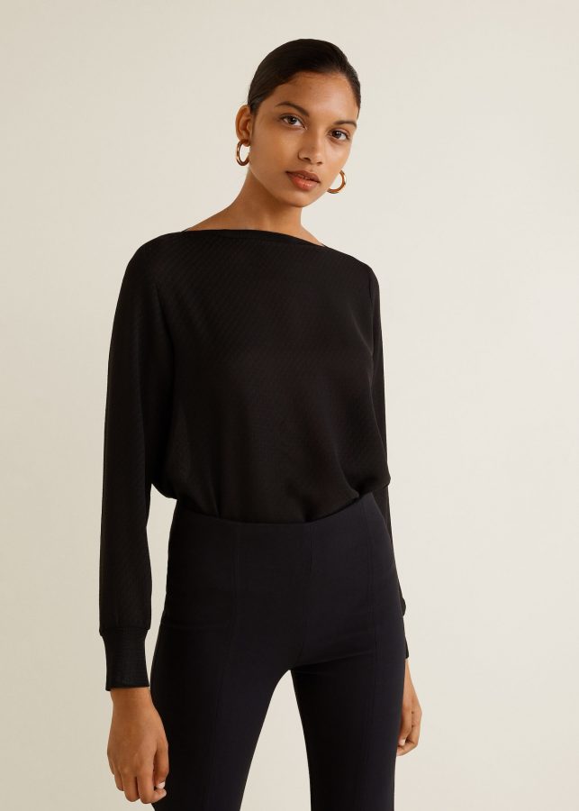Fuente: Blusa negra cuello barco con puño entallado