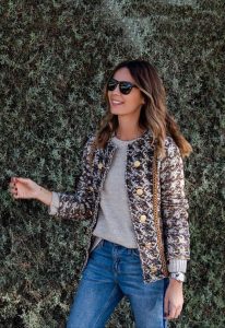 Chaqueta de punto de pata de gallo con monedas doradas, perfecta para lucir en entretiempo.