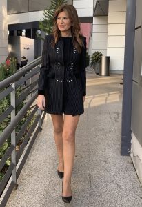 Gema López, presentadora de televisión con una de nuestras casacas con raya diplomática , bordados en color negro y pedrería en plateados que le da color, lo lleva nuestra presentadora que siempre le da a nuestras prendas un toque original