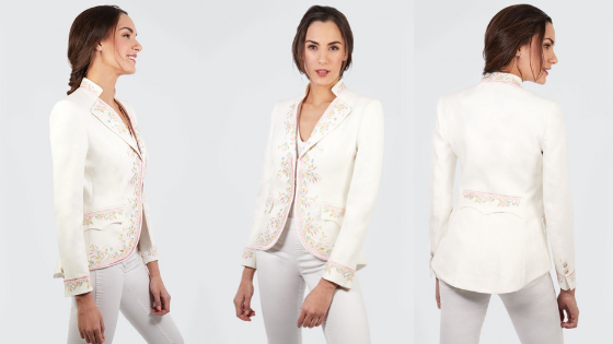 Levita de lino en blanco con bordados pastel de la firma The Extreme Collection