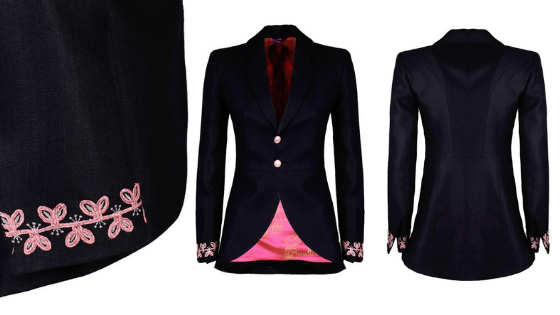 Chaqueta con corte tipo levita y bordados en tonos rosas en los puños de la firma española The Extreme Collection