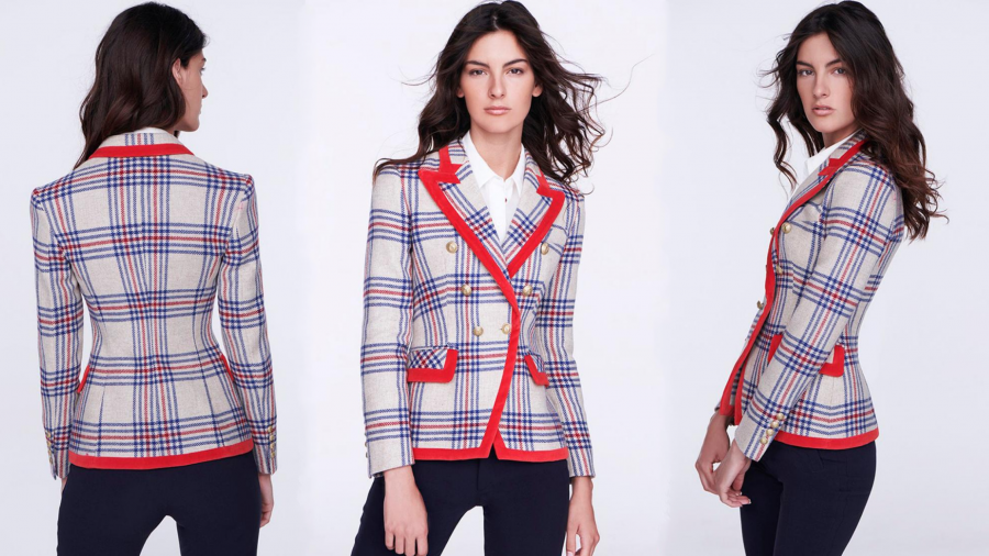 Modelo clásico cruzado con estampado de cuadros en rojo y azul que resaltan sobre el tono crudo, con vivos en terciopelo rojo, de doble botonadura y cintura entallada de la firma The Extreme Collection