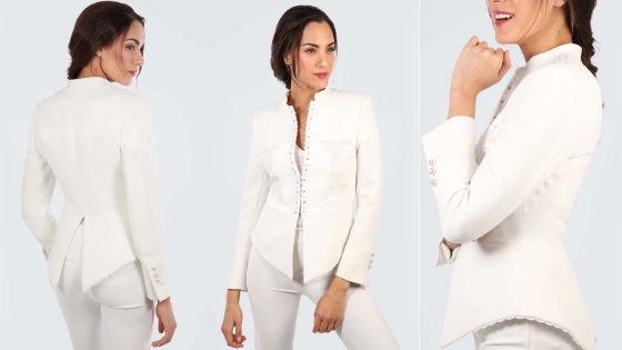 Levita blanca con bordado de Guipur, modelo con detalles de artesanía de la firma The Extreme Collection