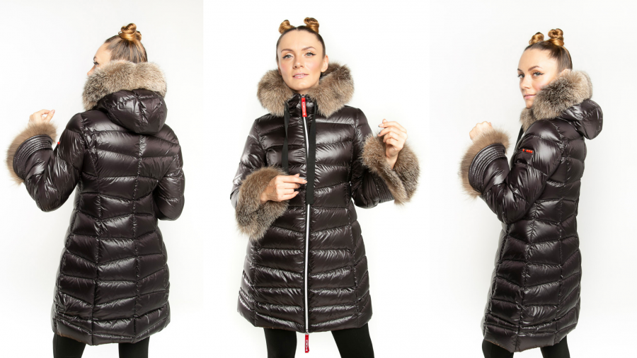 Parka negra larga con capucha y detalles de pelo en el cuello y los puños