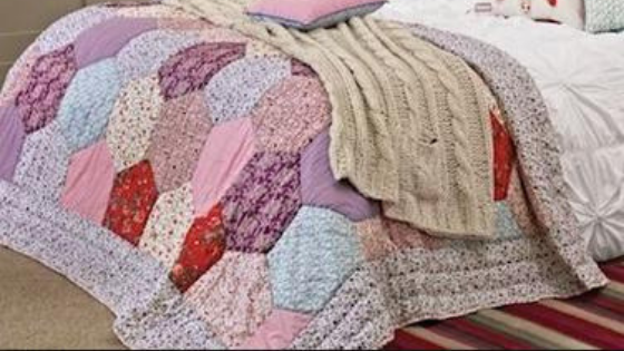 Colcha de Patchwork con figuras geométricas en telas de diferentes estampados y colores. Un clásico que no pasa de moda.