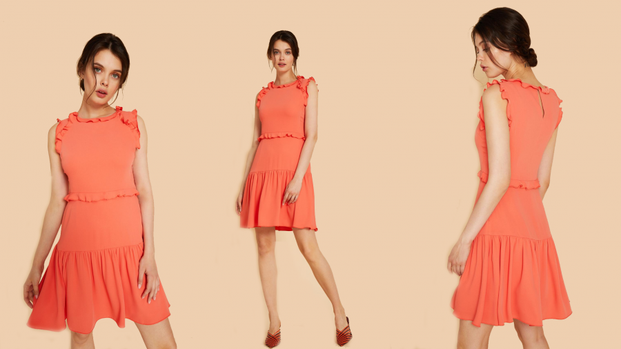 Vestido coral con detalles de volantes en el cuello y la cintura de la colección de Pati Conde by Dandara