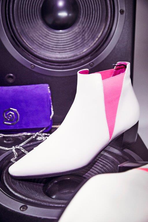 Botín blanco de tacón bajo y goma en fucsia de Úrsula Mascaró