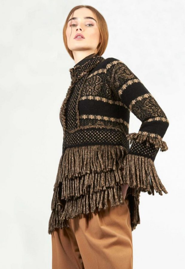 Chaqueta-punto-negra-beige-flecos