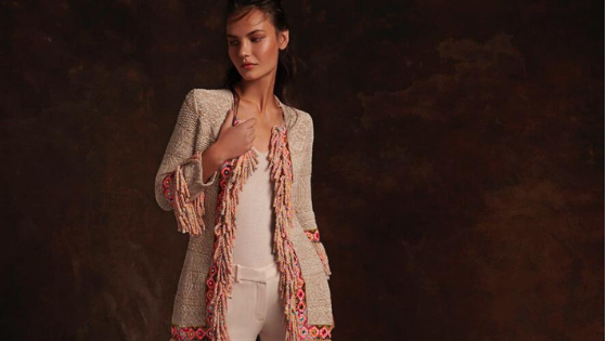 Abrigo de punto beige combinado con flecos en tonos rosas The Extreme Collection